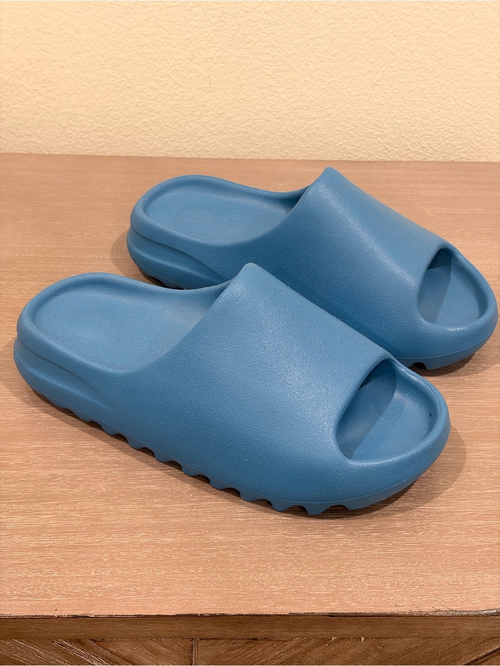 NEW YEEZY SLIDES IN BLUE SIZE 7